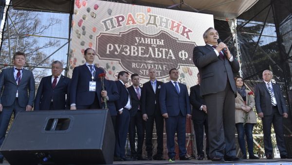 Праздник улицы Рузвельта в Ялте. На переднем плане - заместитель председателя Совета министров Республики Крым – постоянный представитель РК при президенте России Георгий Мурадов