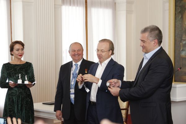 Первый вице-президент группы компаний Ника Владимир Титов (слева) вручил образцы часов своей фирмы сопредседателю ООО Деловая Россия, председателю правления фонда ЯМЭФ Андрею Назарову и Главе РК Сергею Аксенову 