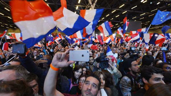 Сторонники кандидата в президенты Франции, лидера движения En Marche Эммануэля Макрона во время пресс-конференции по итогам первого тура президентских выборов во Франции