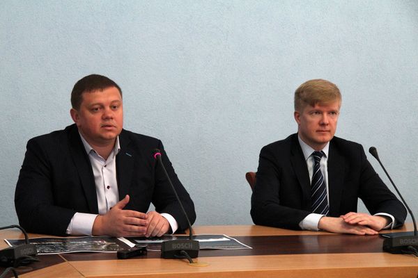 Заместитель губернатора Севастополя Илья Пономарев (справа) и генеральный директор компании ООО Интерстрой Евгений Кабанов (слева)
