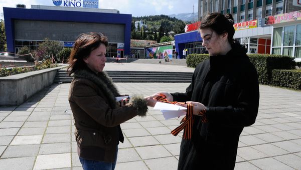 В Ялте всем желающим раздали георгиевские ленточки в рамках Всероссийской акции Георгиевская ленточка
