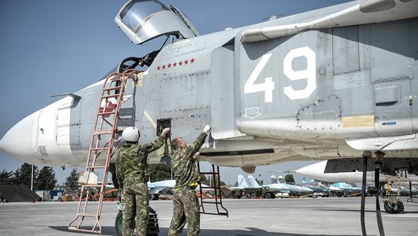 Российский фронтовой бомбардировщик Су-24 готовится к вылету с авиабазы Хмеймим. Архивное фото