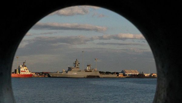 Британский военный корабль HMS Defender