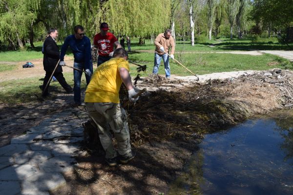 Всекрымский субботник в Гагаринском парке Симферополя