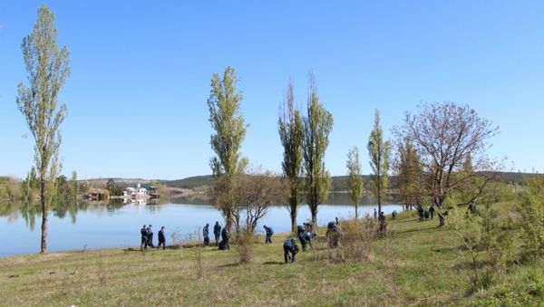 Уборка от мусора берегов Симферопольского водохранилища в рамках Всекрымского субботника