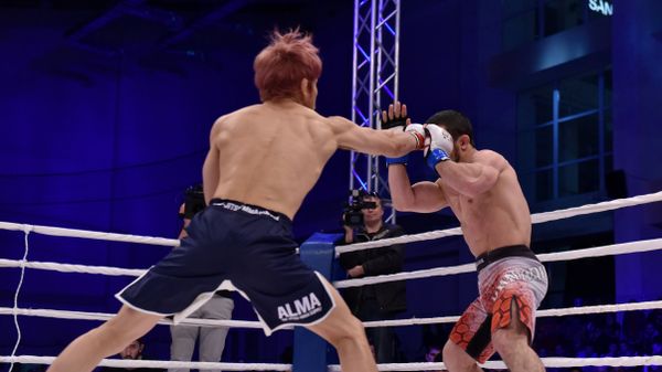 Бой чемпионата по ММА Crimea Prime II между симферопольцем, чемпионом мира и Европы по боевому самбо Русланом Беликовым и бойцом из японского города Нагоя Такаши Мацуба