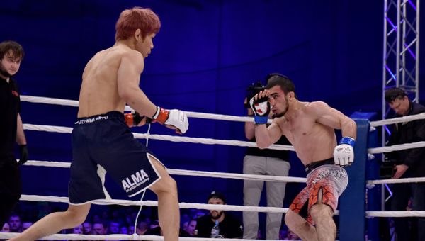 Бой чемпионата по ММА Crimea Prime II между симферопольцем, чемпионом мира и Европы по боевому самбо Русланом Беликовым (справа) и бойцом из японского города Нагоя Такаши Мацуба (слева)
