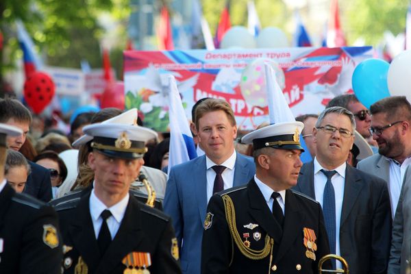 Первомайская демонстрация в Севастополе. В центре - врио губернатора города Дмитрий Овсянников. 2017 год