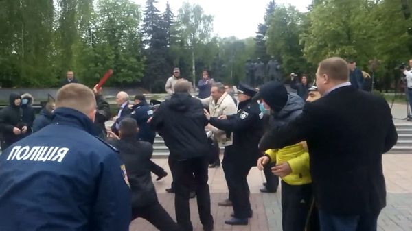 Полицейские оттаскивали радикалов от пожилых участников шествия в Виннице