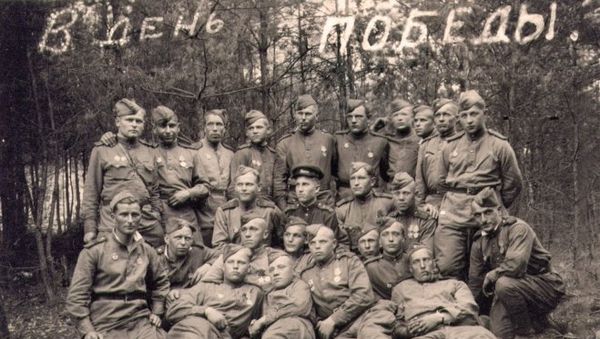 Студент-фронтовик ТГУ с товарищами. 9 мая 1945 года Студент-фронтовик ТГУ с товарищами. 9 мая 1945 года