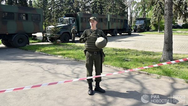 Сотрудник правоохранительных органов во время акции в память о погибших при пожаре в Доме профсоюзов на площади Куликово поле в Одессе. 2 мая 2017