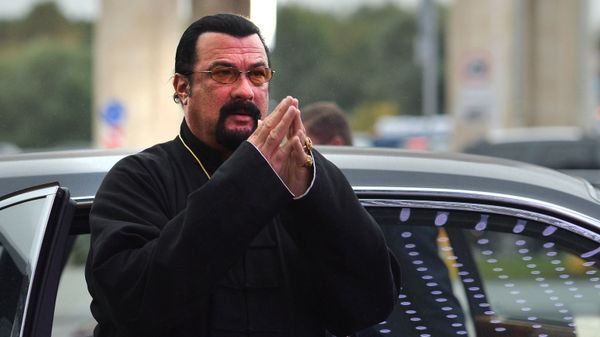 Стивен Сигал подписал именную звезду на московской Аллее Славы Стивен Сигал подписал именную звезду на московской Аллее Славы