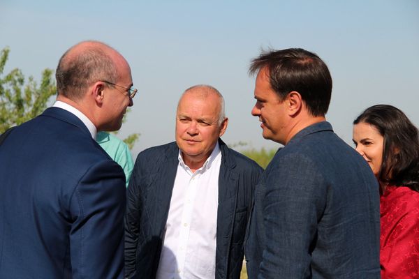 Российский тележурналист Андрей Кондрашов (слева), генеральный директор МИА Россия сегодня Дмитрий Киселев (в центре) и руководитель регионального представительства МИА Россия сегодня в Симферополе Вадим Волченко (справа) во время освящения в Севастополе храма святых преподобномучеников Александра Пересвета и Андрея Ослябя