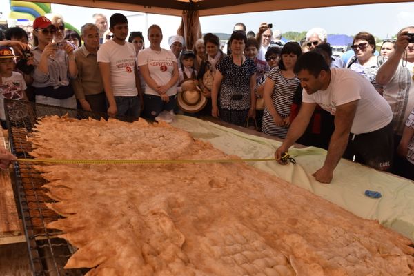 В рамках крымско-татарского праздника Хыдырлез в Крыму испекли самый большой мире чебурек