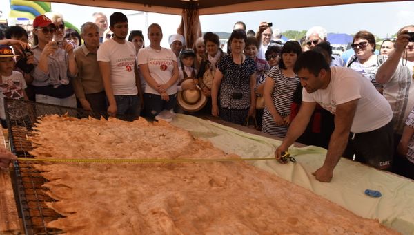 В рамках крымско-татарского праздника Хыдырлез в Крыму испекли самый большой мире чебурек