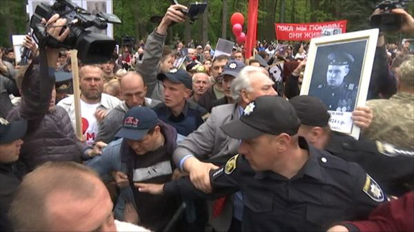 Полиция в Харькове разнимала дерущихся на акции Бессмертный полк Полиция в Харькове разнимала дерущихся на акции Бессмертный полк