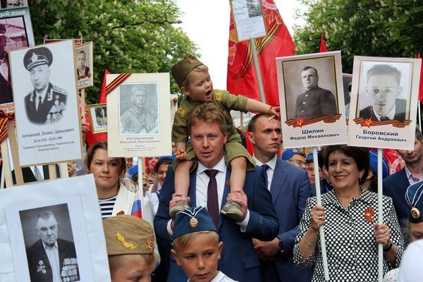 Врио губернатора Севастополя Дмитрий Овсянников и глава Заксобрания города Екатерина Алтабаева во время шествия Бессмертного полка в Севастополе