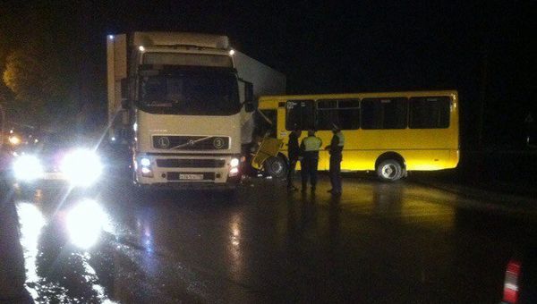 ДТП с участием втобуса БАЗ А079.14 и Volvo FH-NRUCK 4x2 на перекрестке улиц Севастопольская и Железнодорожная в Симферополе