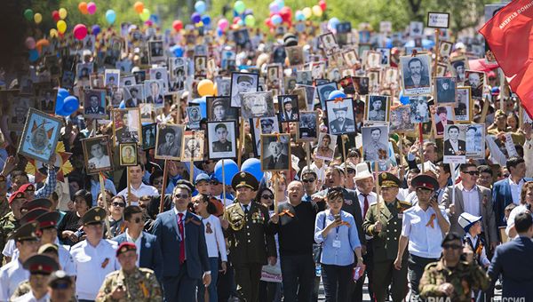 Участники акции Бессмертный полк в Бишкеке Участники акции Бессмертный полк в Бишкеке
