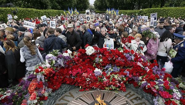 Участники акции Бессмертный полк в Киеве