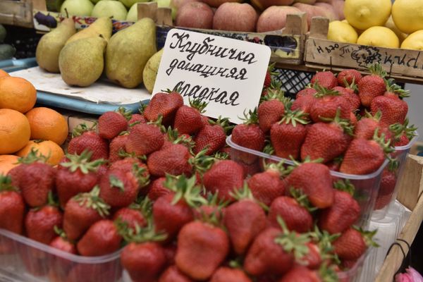 Продажа клубники на одном из рынков Симферополя