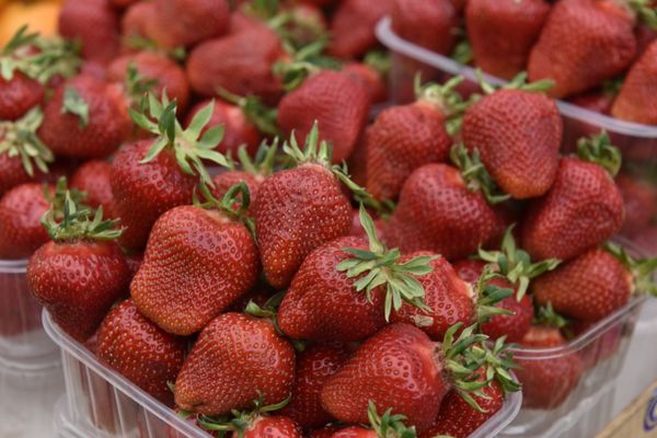 Продажа клубники на одном из рынков Симферополя