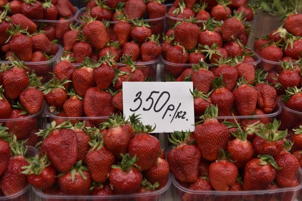 Продажа клубники на одном из рынков Симферополя