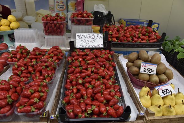 Продажа клубники на одном из рынков Симферополя