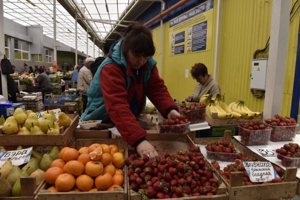 Продажа клубники на одном из рынков Симферополя
