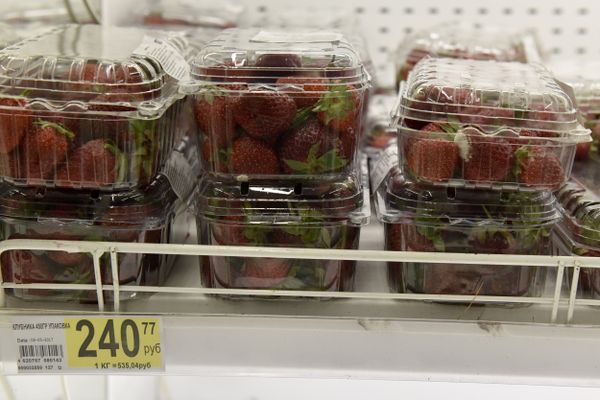 Продажа клубники в гипермаркете Ашан в Симферополе