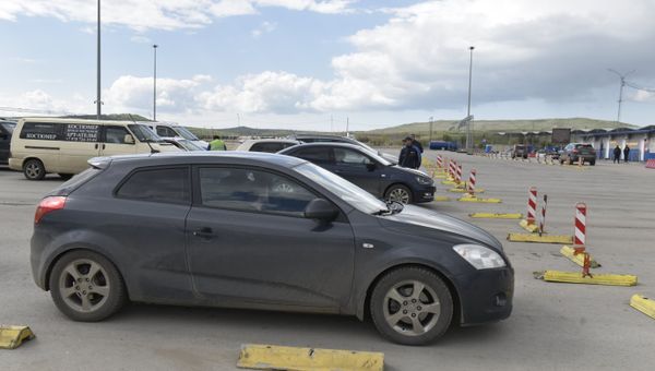 Накопительная площадка для автомобилей на Керченской паромной переправе