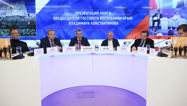 Первый заместитель руководителя Экспертно-консультативного совета при главе Республики Крым, политолог Сергей Михеев, заместитель председателя Совета министров Республики Крым - постоянный представитель Республики Крым при президенте РФ Георгий Мурадов, председатель Госсовета Республики Крым Владимир Константинов, генеральный директор МИА Россия сегодня Дмитрий Киселев, советник президента РФ Сергей Глазьев и первый заместитель председателя комитета Совета Федерации РФ по международным делам Владимир Джабаров (слева направо) на презентации книги председателя Государственного Совета Республики Крым Владимира Константинова Пройти свой путь в Международном мультимедийном пресс-центре МИА Россия сегодня