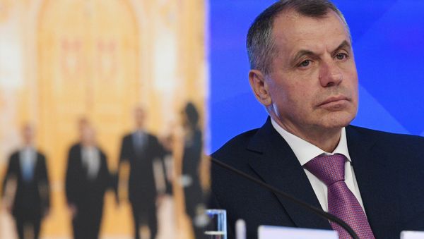 Председатель Госсовета Республики Крым Владимир Константинов на презентации своей книги Пройти свой путь в Международном мультимедийном пресс-центре МИА Россия сегодня