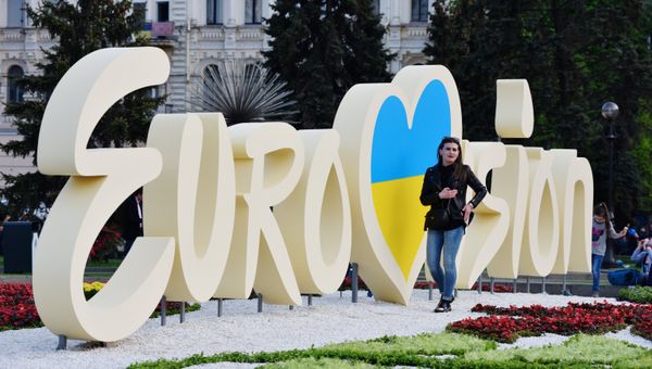 Символика международного конкурса эстрадной песни Евровидение в центре Киева