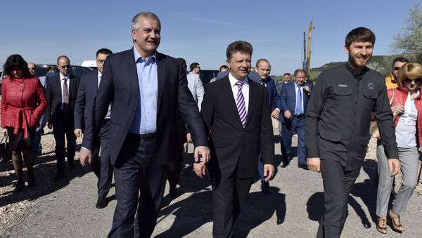 Министр транспорта РФ Максим Соколов и глава Республики Крым Сергей Аксенов на торжественном мероприятии по закладке памятного камня, символизирующего начало работ по строительству трассы Таврида
