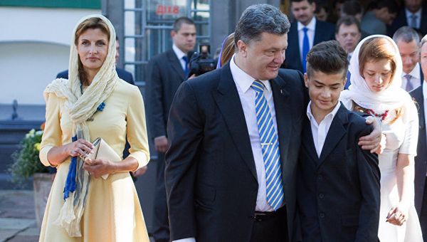 Президент Украины Петр Порошенко с супругой Мариной и сыном Михаилом. Архивное фото Президент Украины Петр Порошенко с супругой Мариной и сыном Михаилом. Архивное фото