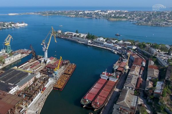 Плавучие опоры для перевозки и монтажа арок Крымского моста выведены на воду Плавучие опоры для перевозки и монтажа арок Крымского моста выведены на воду