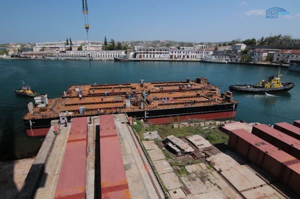 Плавучие опоры для перевозки и монтажа арок Крымского моста выведены на воду Плавучие опоры для перевозки и монтажа арок Крымского моста выведены на воду