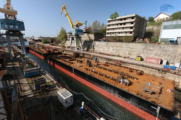 Плавучие опоры для перевозки и монтажа арок Крымского моста выведены на воду Плавучие опоры для перевозки и монтажа арок Крымского моста выведены на воду