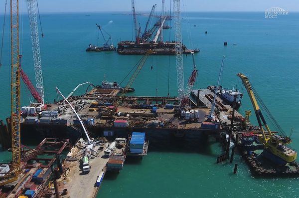 Плавучие опоры для перевозки и монтажа арок Крымского моста выведены на воду Плавучие опоры для перевозки и монтажа арок Крымского моста выведены на воду