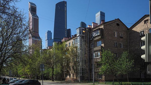 Пятиэтажные дома рядом с международным деловым центром Москва-Сити. Архивное фото