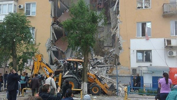 На месте обрушения подъезда жилого дома в Волгограде. 16 мая 2017