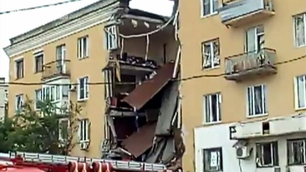 Взрыв обрушил перекрытия четырехэтажного дома в Волгограде. Кадры с места ЧП