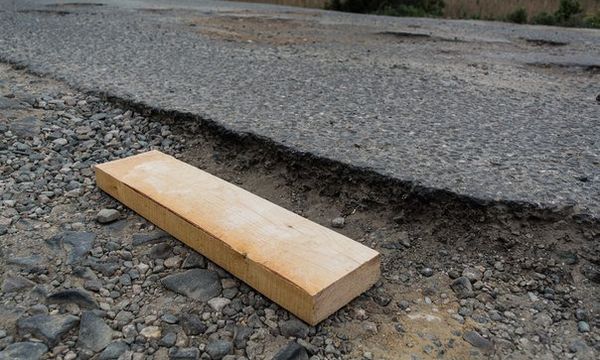 Яма на крымской дороге, которая вошла в карту Убитых дорог ОНФ