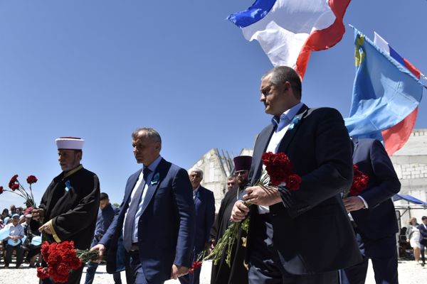Мероприятия по случаю Дня памяти жертв депортации крымских народов. Слева направо: муфтий мусульман Крыма хаджи Эмирали Аблаев, председатель Госсовета РК Владимир Константинов, глава Республики Крым Сергей Аксенов Мероприятия по случаю Дня памяти жертв депортации крымских народов. Слева направо: муфтий мусульман Крыма хаджи Эмирали Аблаев, председатель Госсовета РК Владимир Константинов, глава Республики Крым Сергей Аксенов