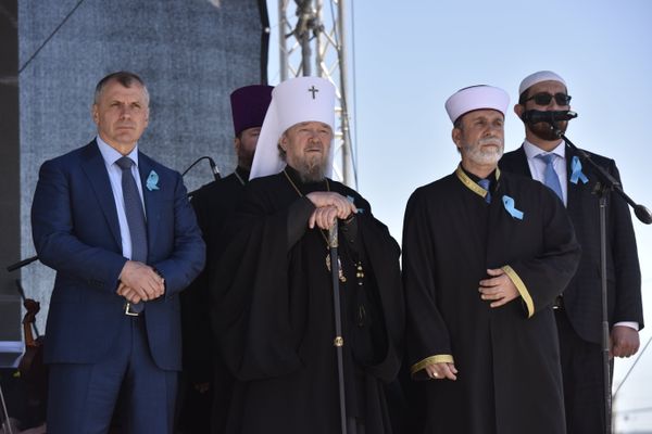 Мероприятия по случаю Дня памяти жертв депортации крымских народов. Слева направо: председатель Госсовета РК Владимир Константинов, митрополит Симферопольский и Крымский Лазарь и муфтий мусульман Крыма хаджи Эмирали Аблаев Мероприятия по случаю Дня памяти жертв депортации крымских народов. Слева направо: председатель Госсовета РК Владимир Константинов, митрополит Симферопольский и Крымский Лазарь и муфтий мусульман Крыма хаджи Эмирали Аблаев