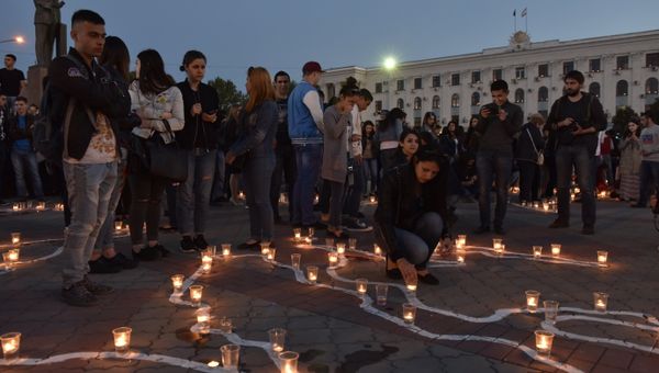 Памятная акция Зажги огонь в своем сердце на площади им. Ленина в Симферополе