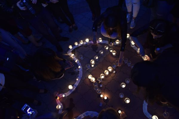 Памятная акция Зажги огонь в своем сердце на площади им. Ленина в Симферополе
