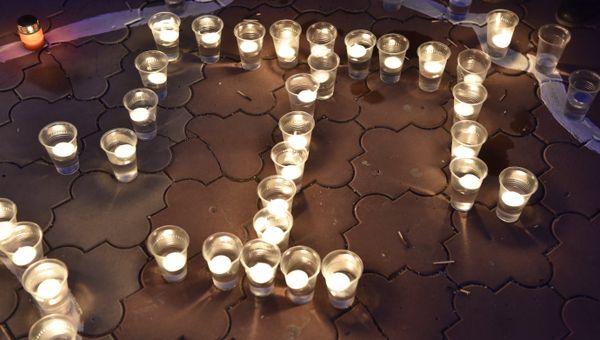 Памятная акция Зажги огонь в своем сердце на площади им. Ленина в Симферополе