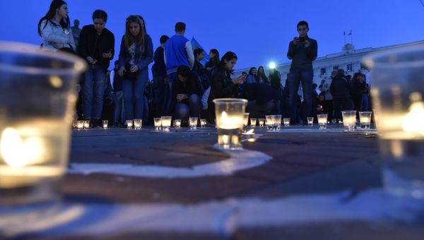 Памятная акция Зажги огонь в своем сердце на площади им. Ленина в Симферополе